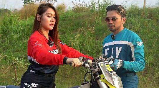potret Lucinta Lucinta Luna jajal olahraga motor trail (youtube.com/KR TV)