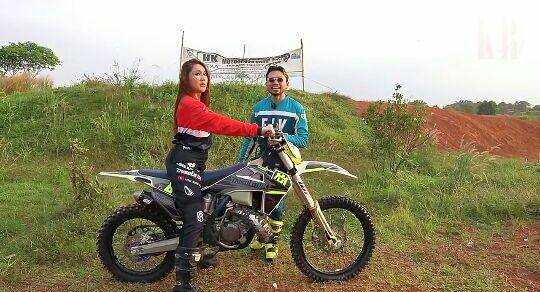 potret Lucinta Lucinta Luna jajal olahraga motor trail (youtube.com/KR TV)