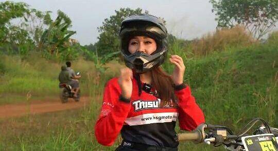 potret Lucinta Lucinta Luna jajal olahraga motor trail (youtube.com/KR TV)