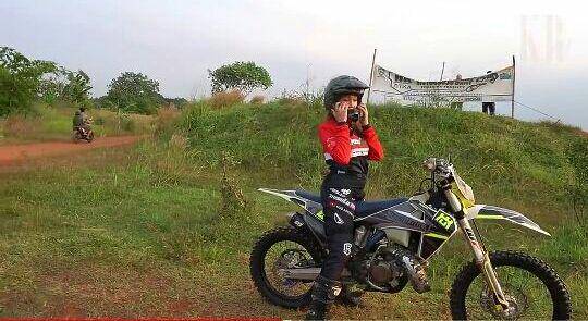 potret Lucinta Lucinta Luna jajal olahraga motor trail (youtube.com/KR TV)