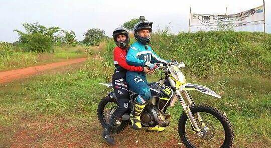 potret Lucinta Lucinta Luna jajal olahraga motor trail (youtube.com/KR TV)