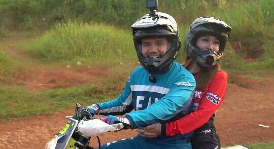 potret Lucinta Lucinta Luna jajal olahraga motor trail (youtube.com/KR TV)