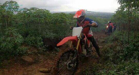 potret Dimas Ahmad jajal olahraga motor trail (youtube.com/The Sinathrya)