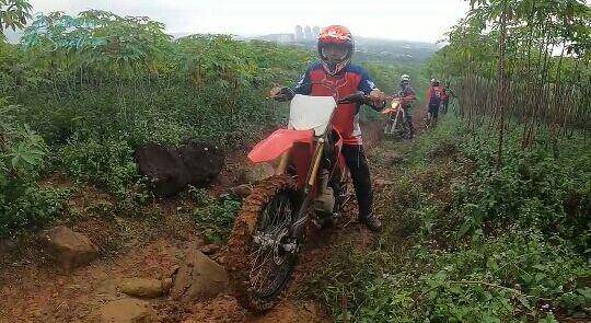 potret Dimas Ahmad jajal olahraga motor trail (youtube.com/The Sinathrya)