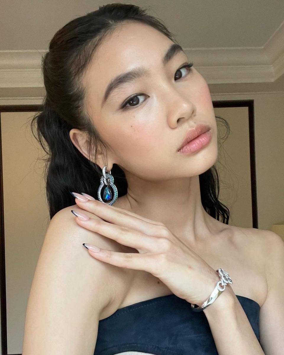 Jung Ho Yeon (instagram.com/hoooooyeony)