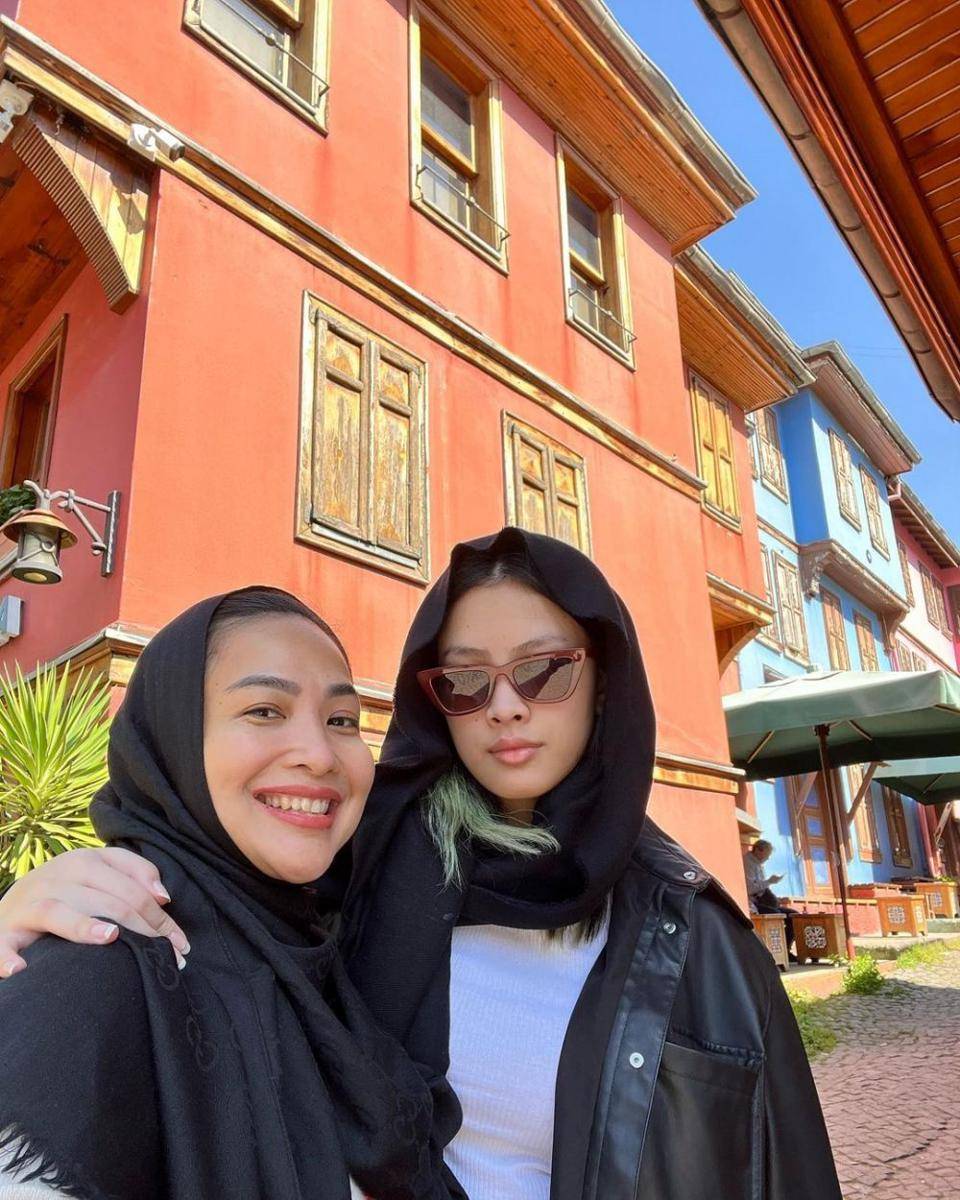 Feni Rose dan putrinya (instagram.com/fenirose)
