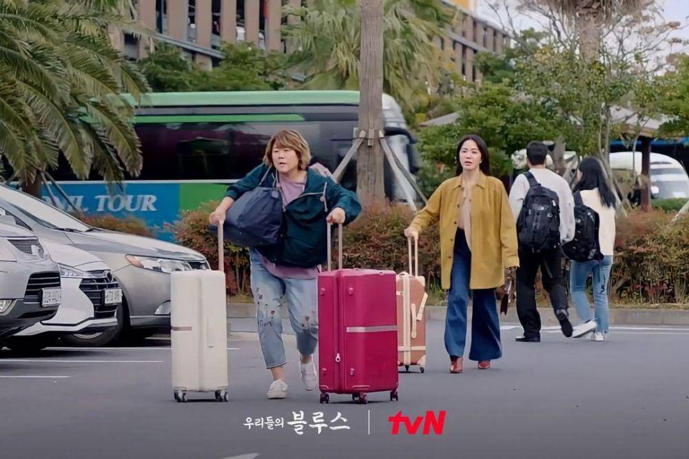 Lee Jung Eun dan Uhm Jung Hwa di drama Our Blues (instagram.com/tvn_drama)