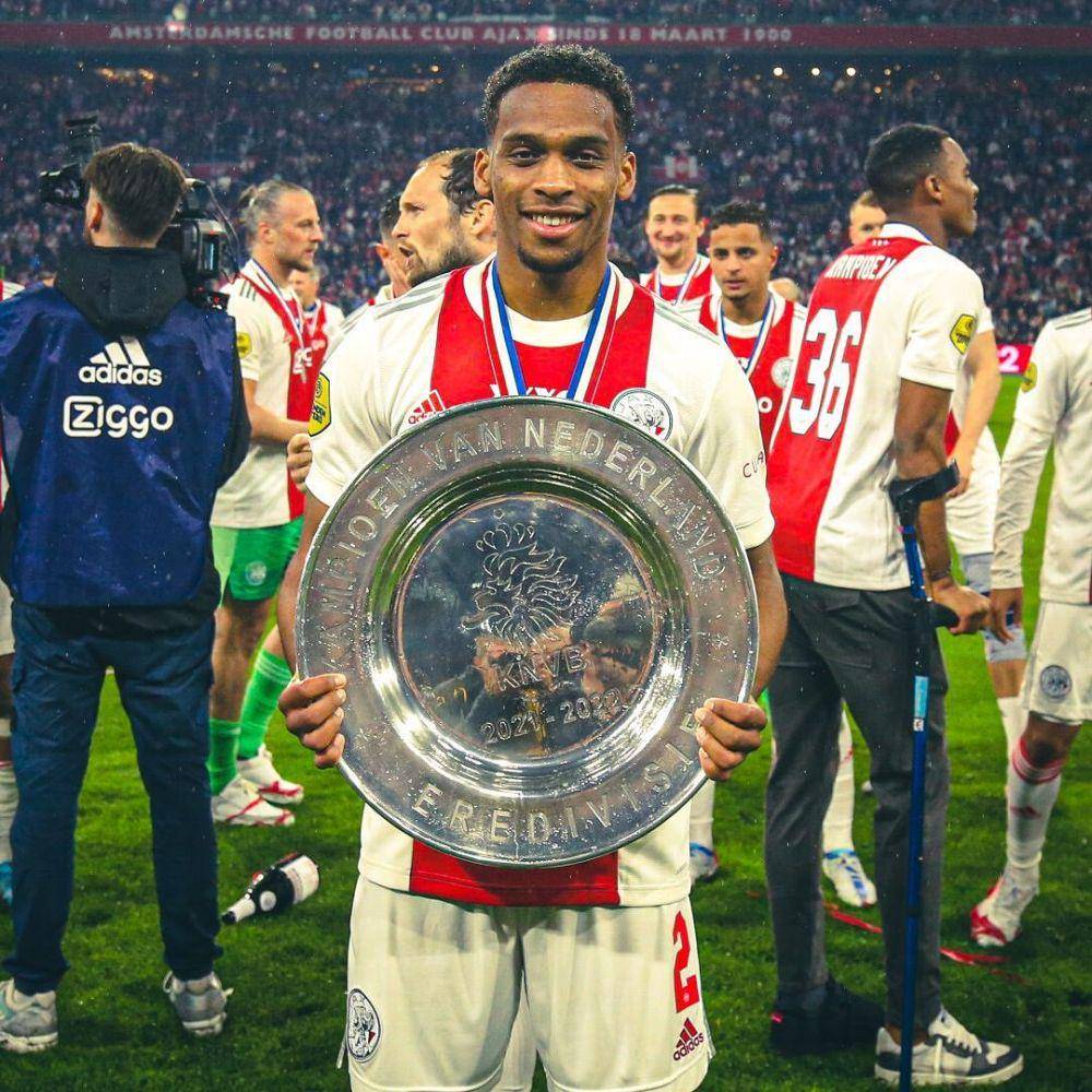 Jurrien Timber menjuarai Eredivise 21/22 bersama Ajax Amsterdam. (instagram.com/jurrientimber)