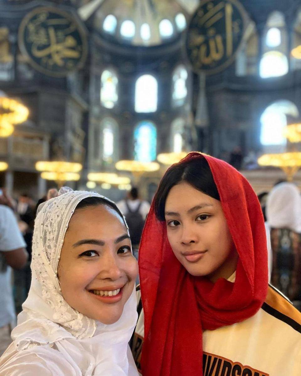 Feni Rose dan putrinya (instagram.com/fenirose)