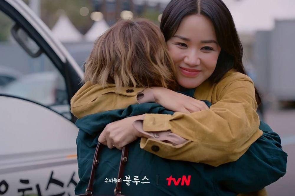 Lee Jung Eun dan Uhm Jung Hwa di drama Our Blues (instagram.com/tvn_drama)