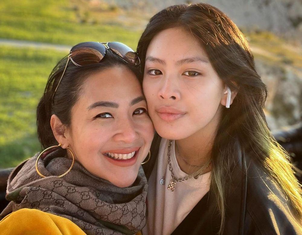 10 Momen Feni Rose Bersama sang Putri Bungsu, Kompak bak Sahabat