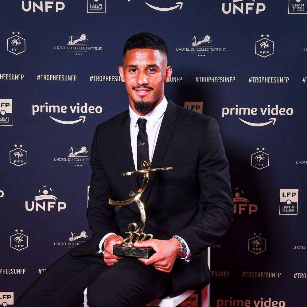 William Saliba dengan trofi UNFP Young Player of the Year Ligue 1 (instagram.com/w.saliba4)