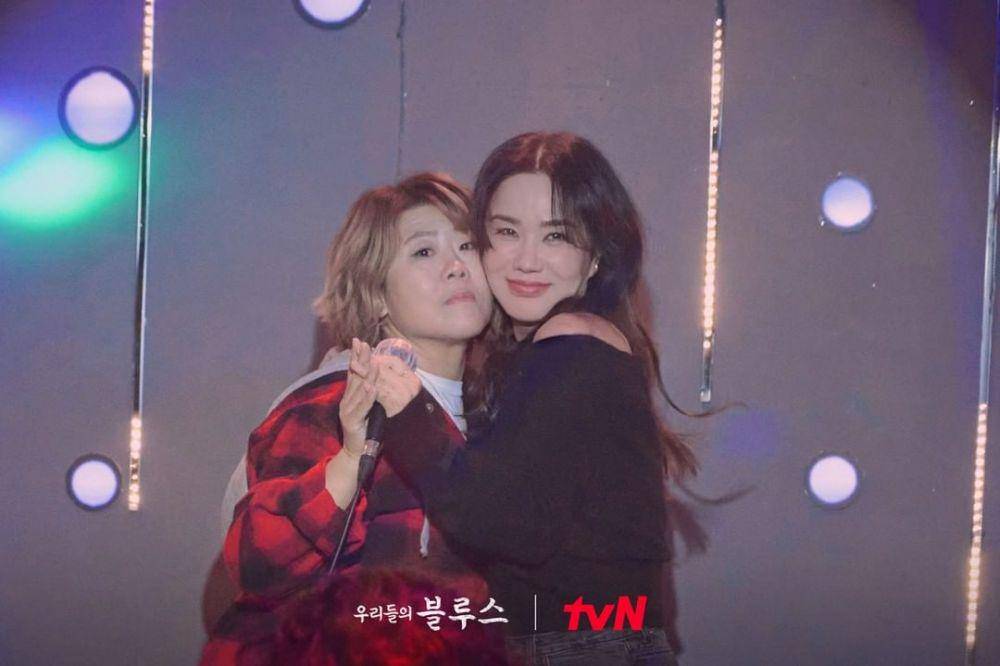 Lee Jung Eun dan Uhm Jung Hwa di drama Our Blues (instagram.com/tvn_drama)