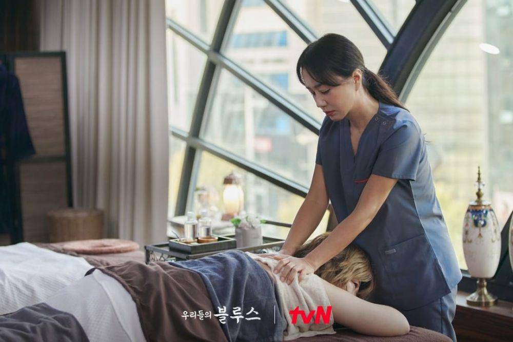 Lee Jung Eun dan Uhm Jung Hwa di drama Our Blues (instagram.com/tvn_drama)