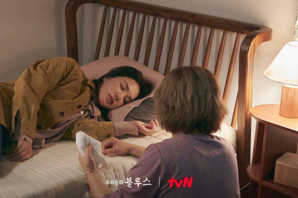 Lee Jung Eun dan Uhm Jung Hwa di drama Our Blues (instagram.com/tvn_drama)