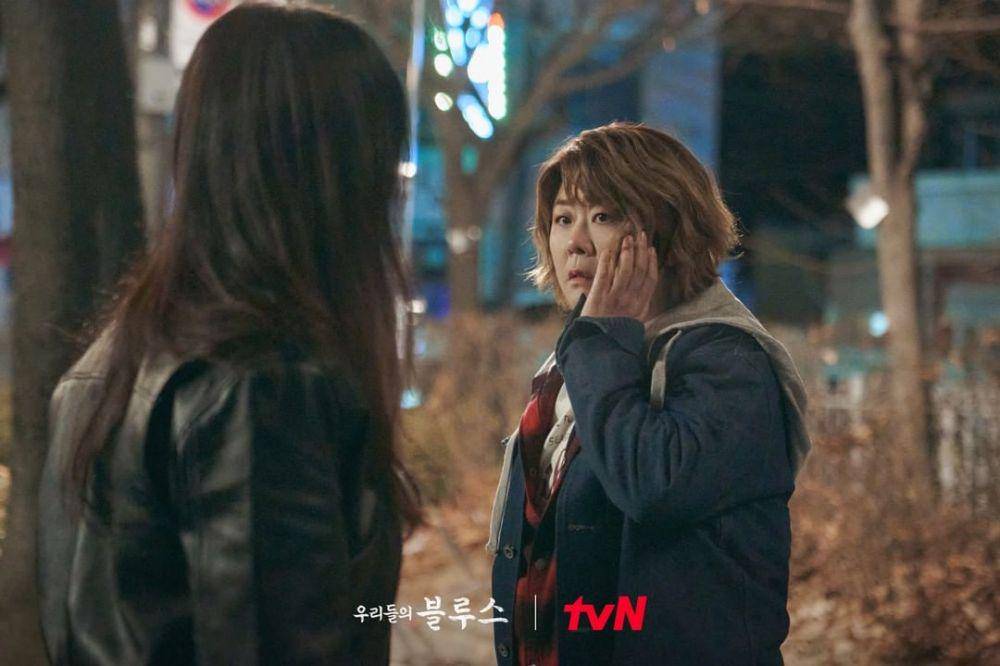 Lee Jung Eun dan Uhm Jung Hwa di drama Our Blues (instagram.com/tvn_drama)