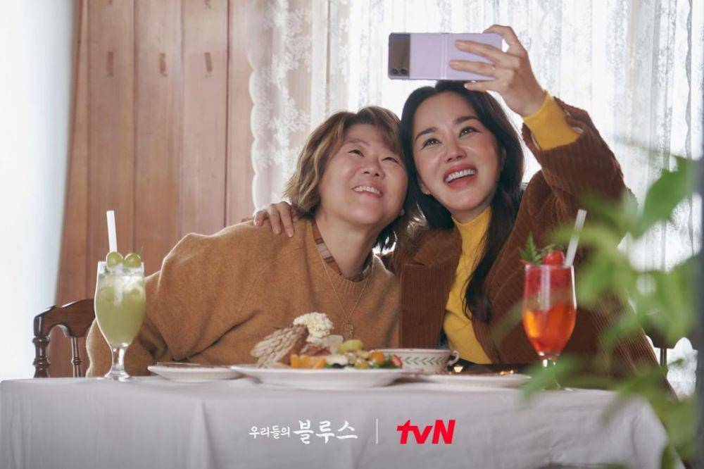 Lee Jung Eun dan Uhm Jung Hwa di drama Our Blues (instagram.com/tvn_drama)