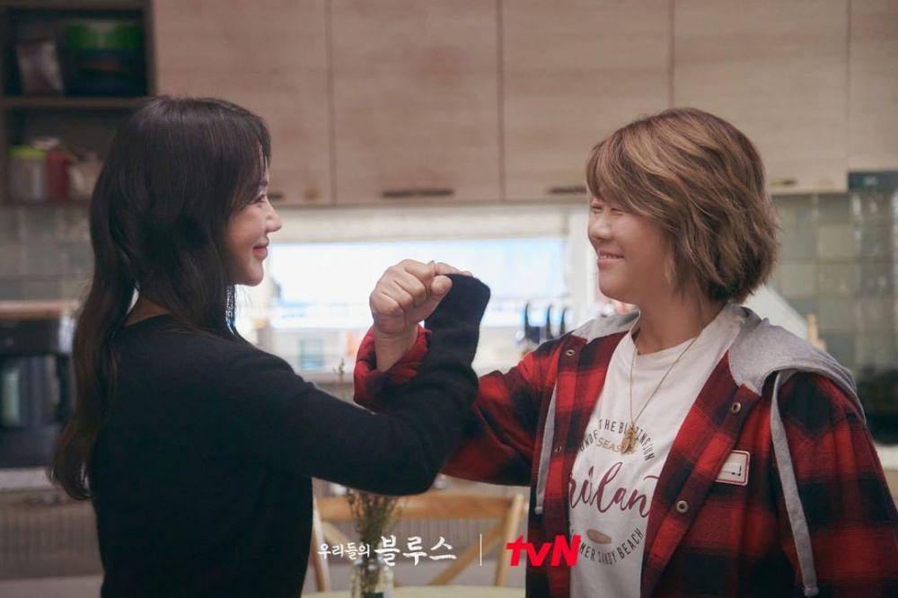 Lee Jung Eun dan Uhm Jung Hwa di drama Our Blues (instagram.com/tvn_drama)