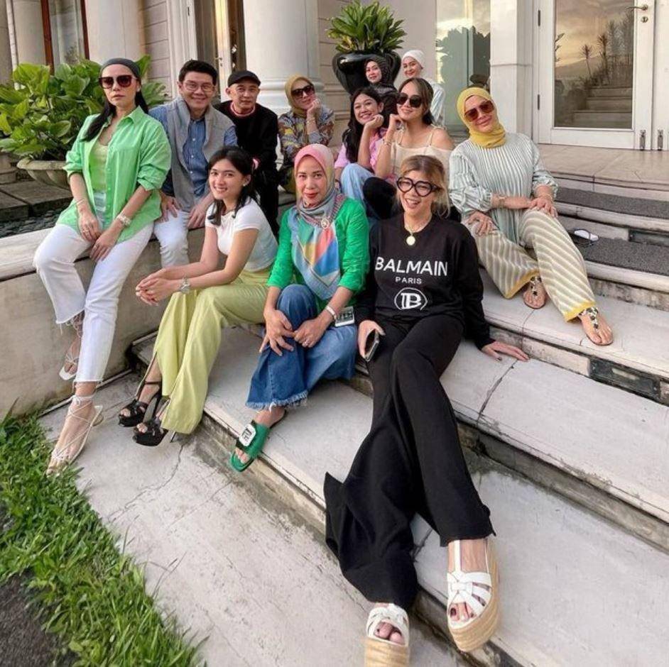 momen penyambutan Syahrini (instagram.com/olinemendeng)