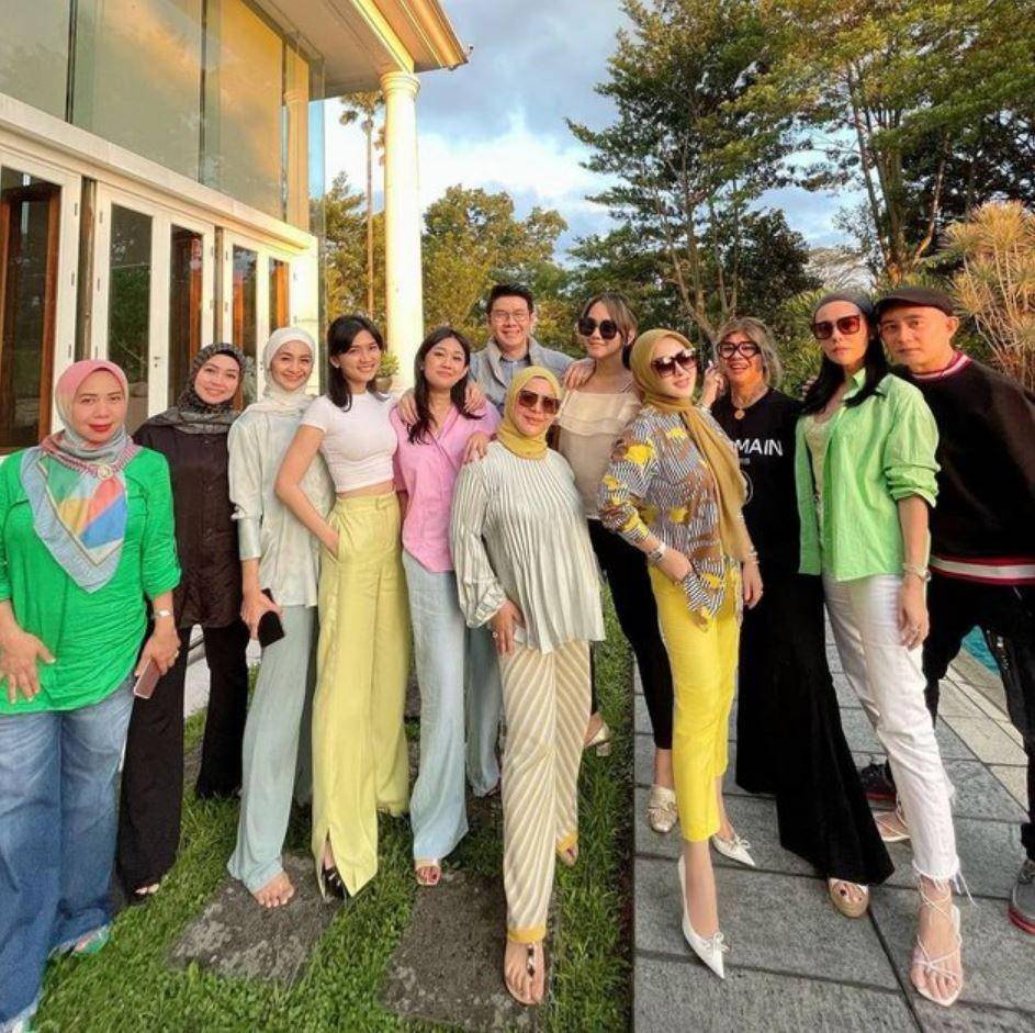 momen penyambutan Syahrini (instagram.com/olinemendeng)