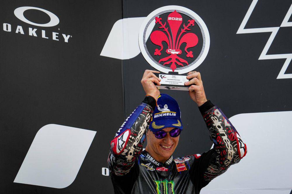 Fabio Quartararo mengangkat trofi di podium GP Italia 2022. (motogp.com)