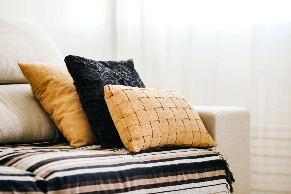 ilustrasi bantal (unsplash.com/Jonathan Borba)