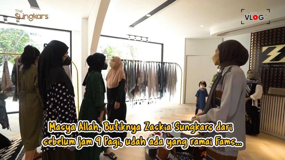 potret butik Zaskia Sungkar (youtube.com/thesungkarsfamily)