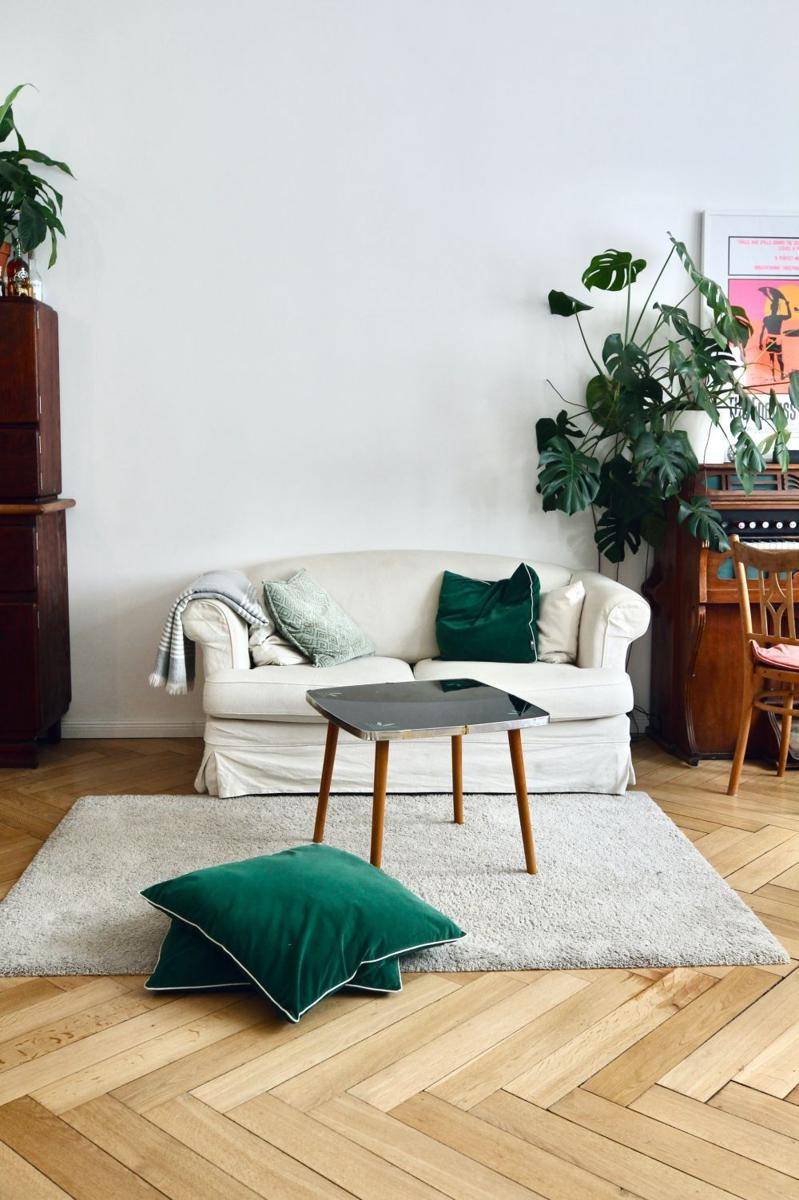 Sofa minimalis. (unsplash.com/Beazy)