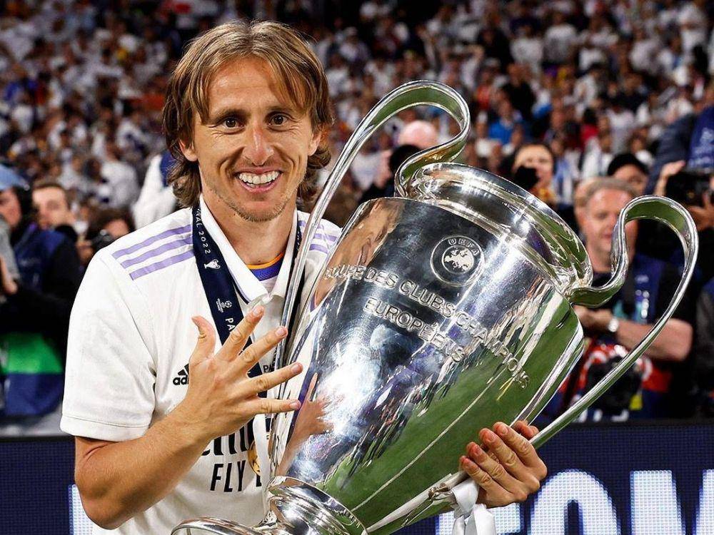Luka Modric mengangkat trofi Liga Champions 2021/2022. (instagram.com/lukamodric10)