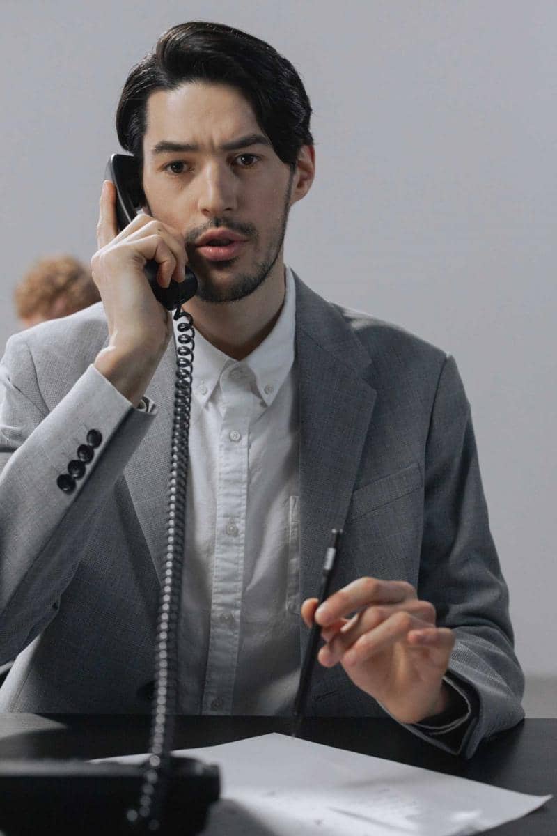 ilustrasi mengangkat telepon kantor (pexels.com/cottonbro)