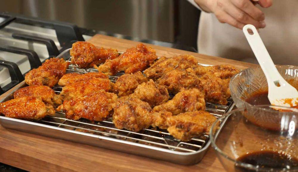 korean fried chiken (youtube.com/koreanbapsang)