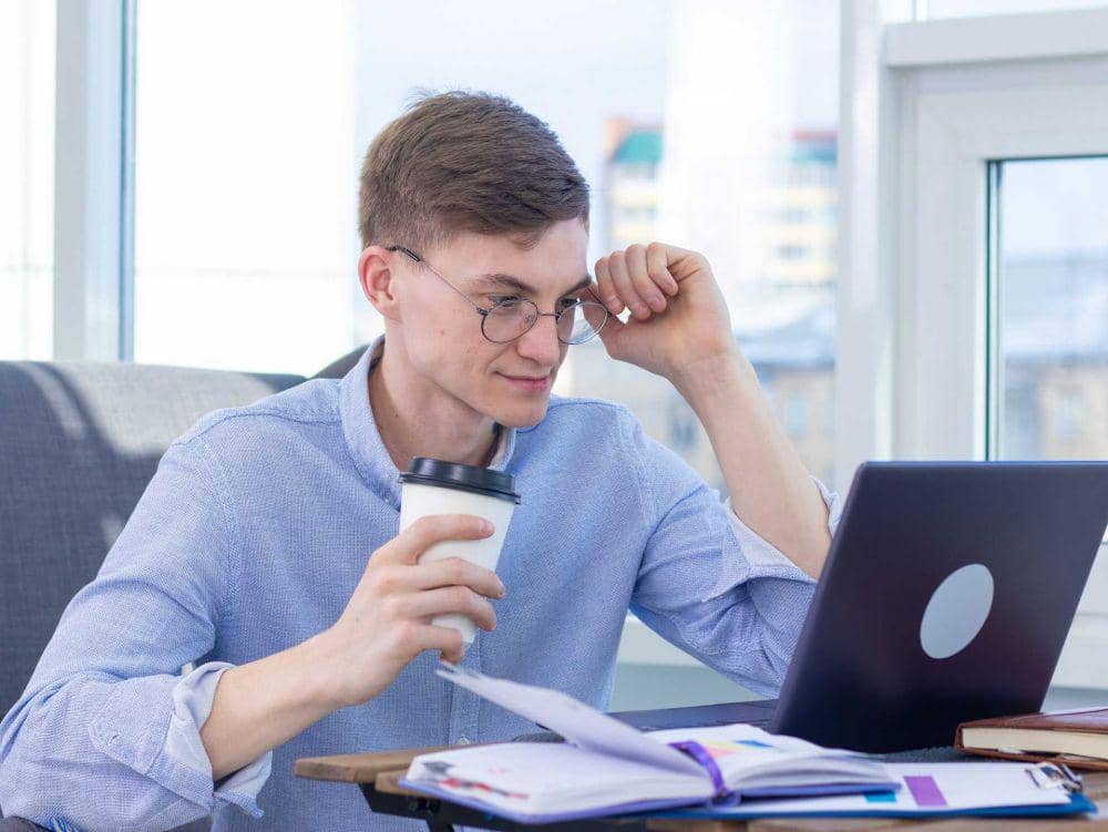 ilustrasi istirahat minum kopi (pexels.com/Mikhail Nilov)
