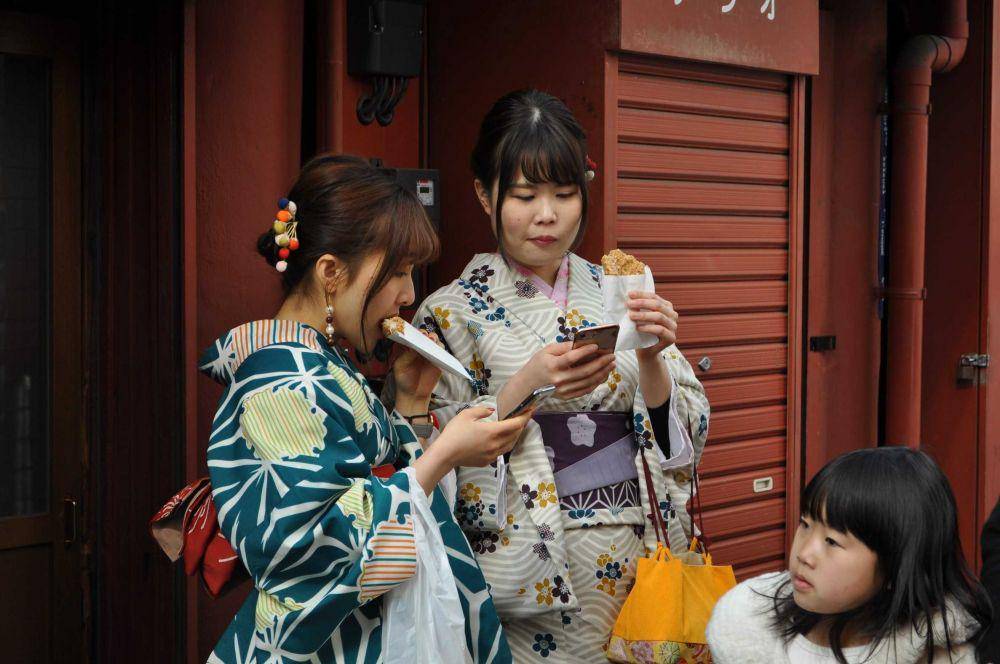 ilustrasi perempuan mengenakan kimono (unsplash.com/@maria_cassagne)