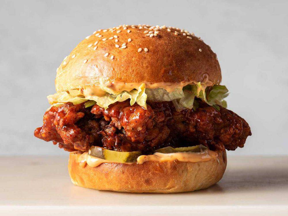 ilustrasi hidangan sandwich ayam pedas (thespruceeats.com)