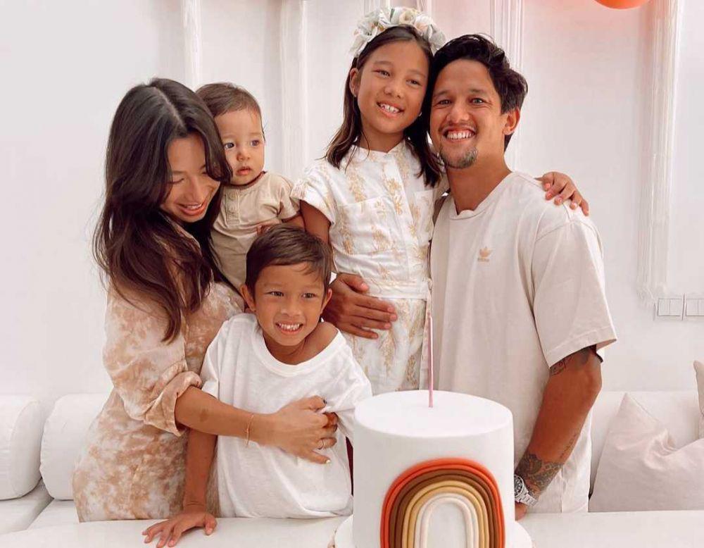 10 Momen Hangat Irfan Bachdin Momong Anak-anaknya, Ayah Idaman!