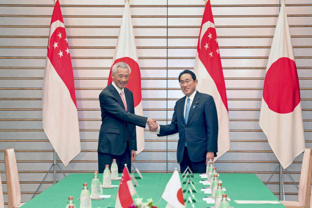 Perdana Menteri Singapura Lee Hsien Loong (kiri) saat bertemu dengan Perdana Menteri Jepang Fumio Kishida di Tokyo (26/5/2022). (twitter.com/leehsienloong)