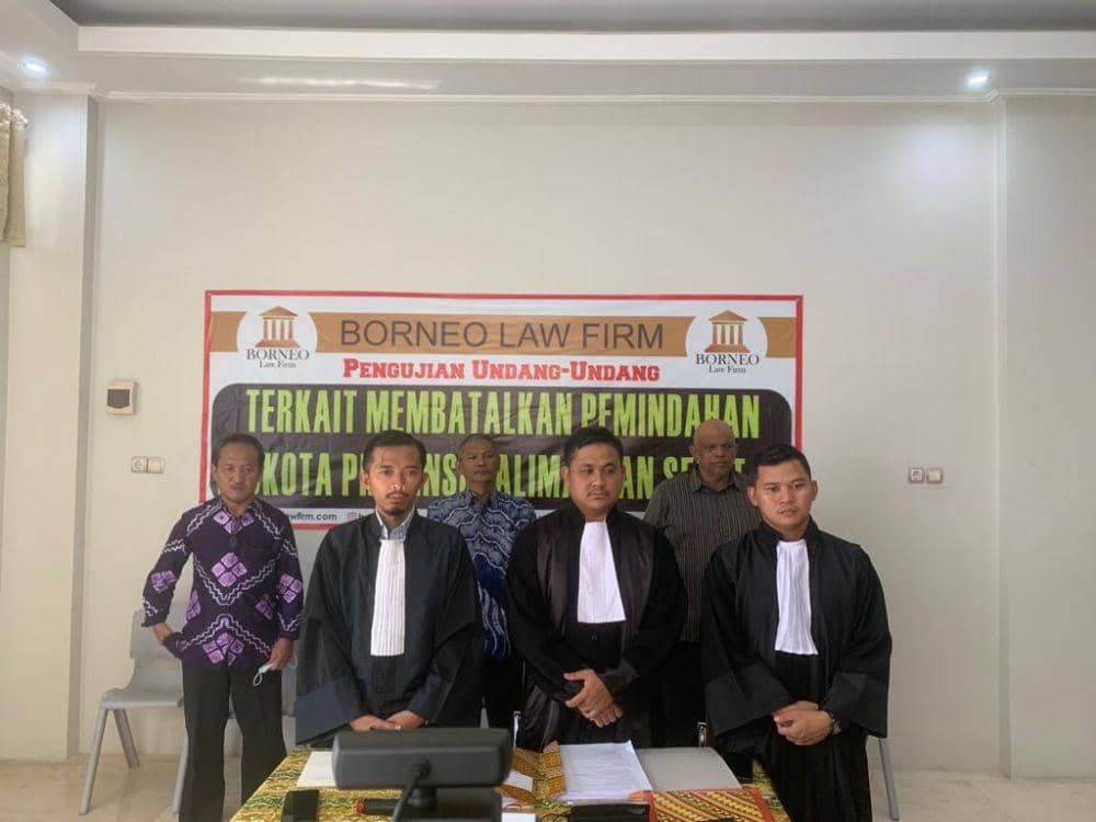 Muhammad Pazri bersama tim kuasa hukum hadir dalam sidang perdana gugatan UU Provinsi Kalsel (istimewa)