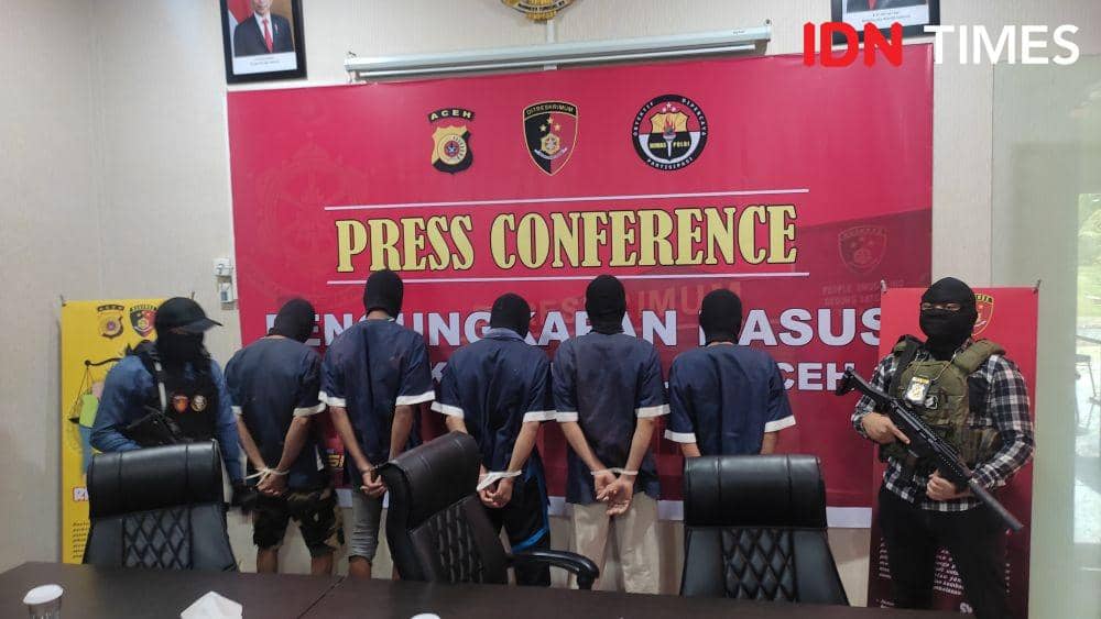 Polda Aceh gelar konferensi pers penangkapan lima tersangka penembak dua warga di Aceh Besar. (IDN Times/Muhammad Saifullah)
