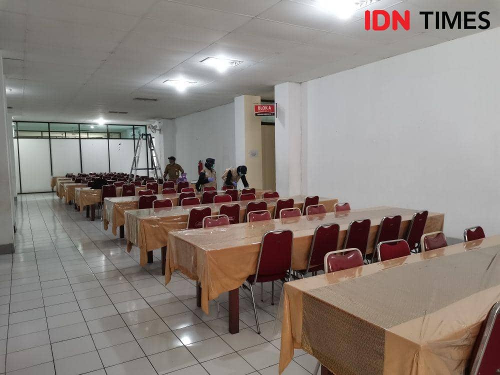 Persiapan penerimaan calon jemaah haji di Asrama Haji Donohudan. (IDN Times/Larasati Rey)