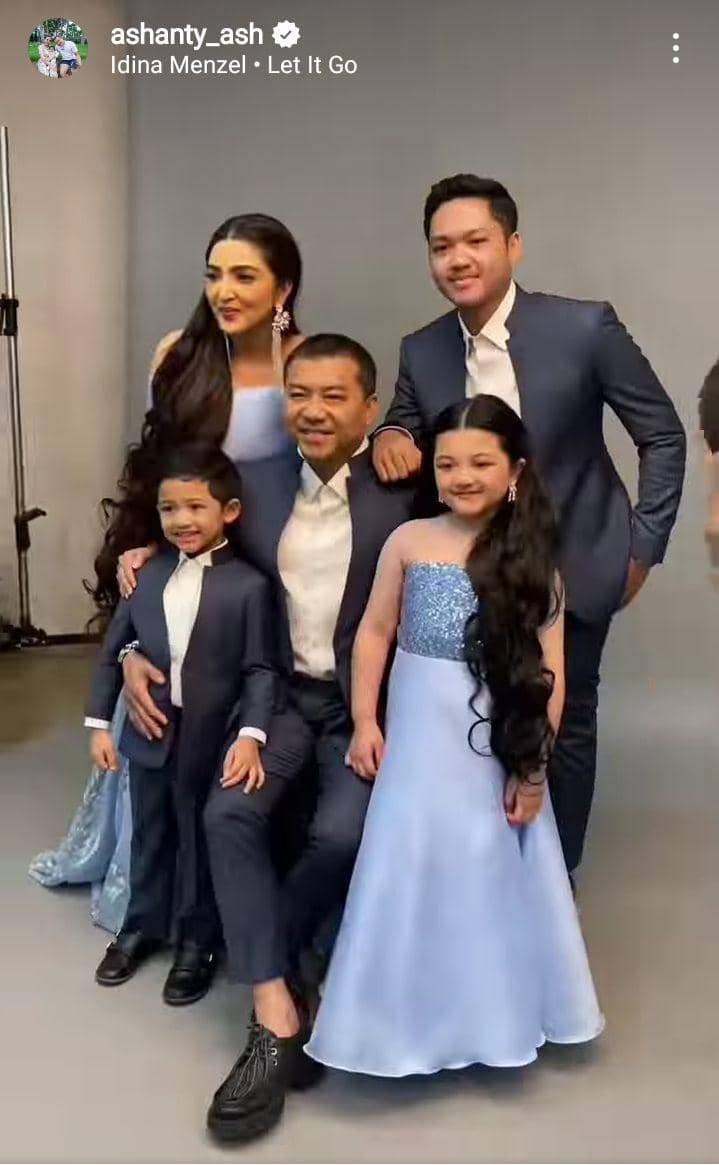 sesi pemotretan keluarga Asix (dok. instagram.com/ashanty_ash)