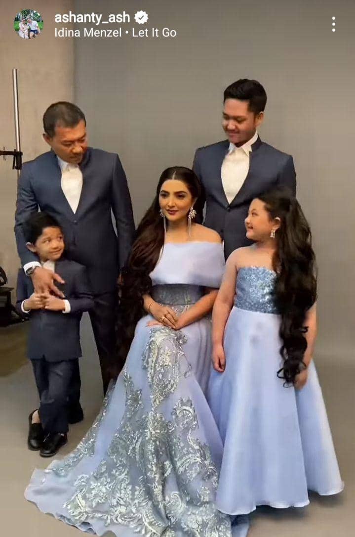 sesi pemotretan keluarga Asix (dok. instagram.com/ashanty_ash)