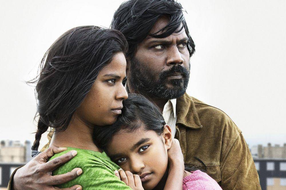 Antonythasan Jesuthasan, Kalieaswari Srinivasan, dan Claudine Vinasithamby dalam film Dheepan (dok. Canal+/Dheepan)
