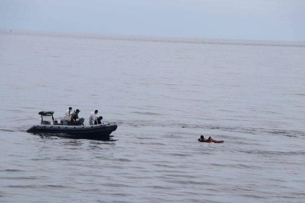 Tim Basarnas Sulsel saat melakukan evakuasi korban KM Ladang Pertiwi yang karang di Selat Makassar. Istimewa