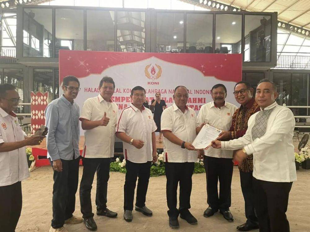 Ketua KONI NTB dan KONI NTT menyerahkan surat pendaftaran sebagai tuan rumah PON 2028 kepada KONI Pusat (Dok. KONI NTB)