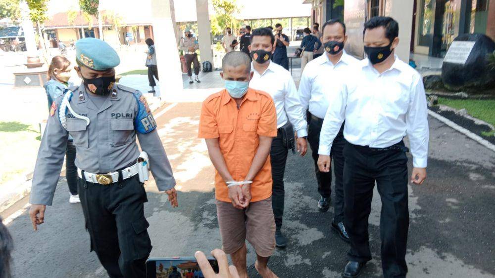 Tersangka SB diamankan polisi usai mencuri 11 karung gabah.(doc.istimewa)