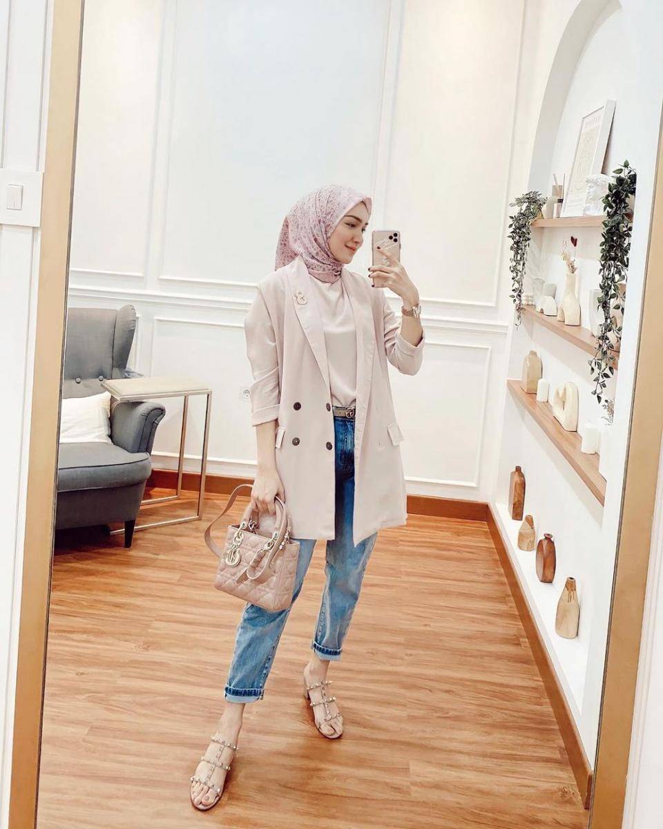 inspirasi padu padan ala Melody Prima yang cocok jadi OOTD kerja (instagram.com/melodyprima)