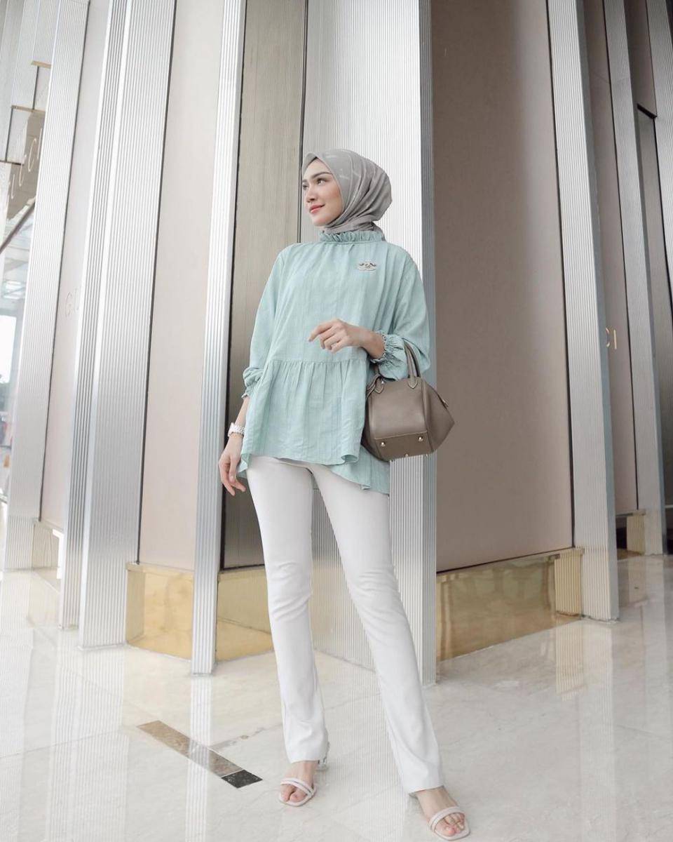 inspirasi padu padan ala Melody Prima yang cocok jadi OOTD kerja (instagram.com/melodyprima)