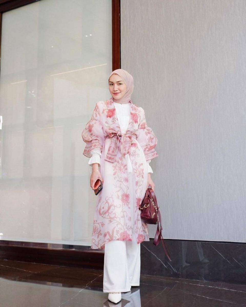 inspirasi padu padan ala Melody Prima yang cocok jadi OOTD kerja (instagram.com/melodyprima)