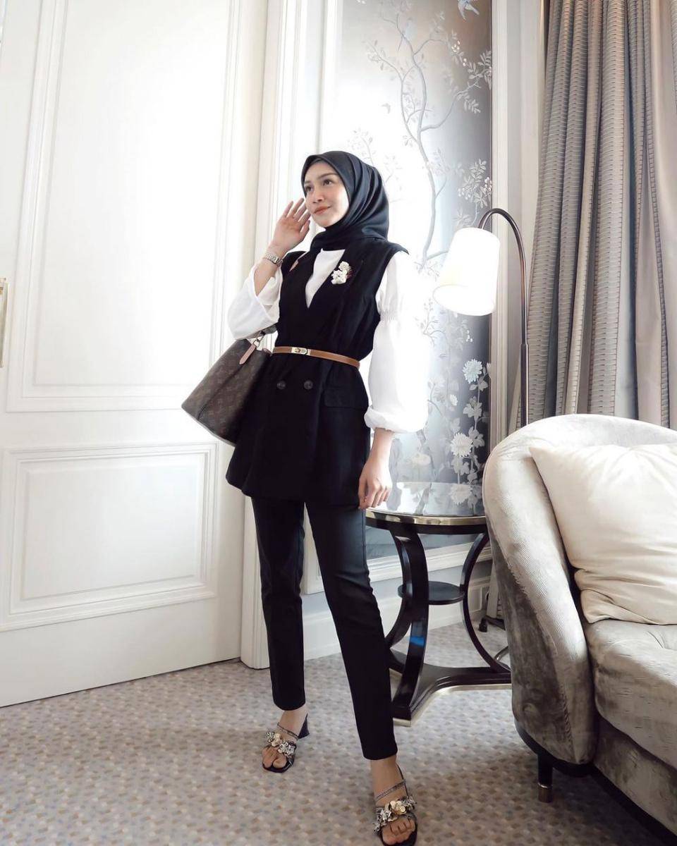 inspirasi padu padan ala Melody Prima yang cocok jadi OOTD kerja (instagram.com/melodyprima)
