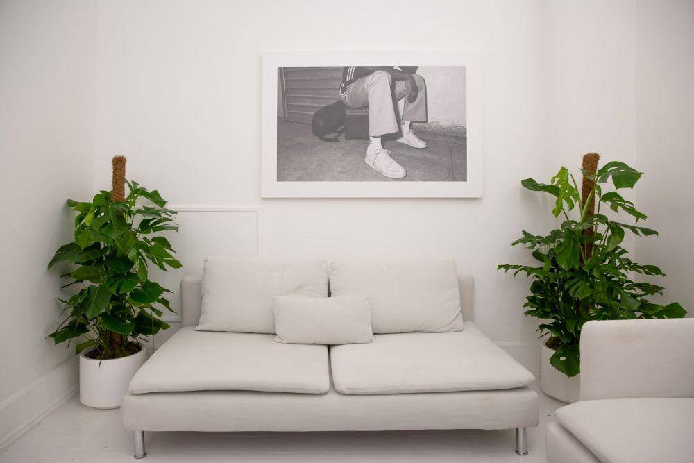 Sofa minimalis. (unsplash.com/Max Letek)